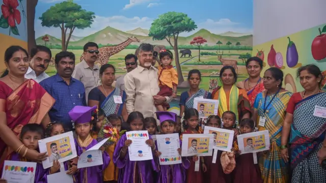 పాఠశాల విద్యార్థులతో చంద్రబాబు నాయుడు