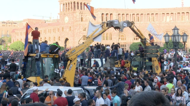 Экскаваторы на площади