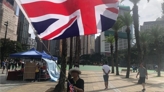 香港示威者口中的"王婆婆"，在游行起步点维多利亚公园挥舞英国国旗。她在一连串的反《逃犯条例》示威中经常出现。