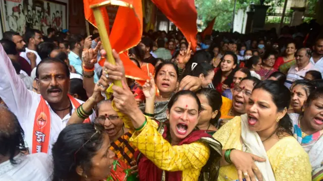 শিবসেনা ভবনের সামনে উদ্ধব ঠাকরের সমর্থনে দলের কর্মীদের সমাবেশ। বুধবার