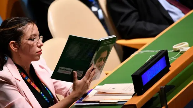 Funcionaria con libro