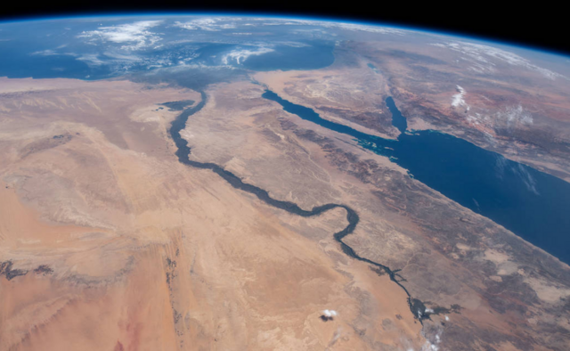 ภาพถ่ายจากสถานีอวกาศนานาชาติ เผยให้เห็นแม่น้ำไนล์ไหลคู่ขนานไปกับชายฝั่งทะเลแดง ก่อนลงสู่ทะเลเมดิเตอร์เรเนียน