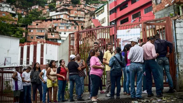 Personas hacen fila para la Asamblea Constituyente