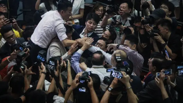 Trifulcas entre los legisladores en Hong Kong