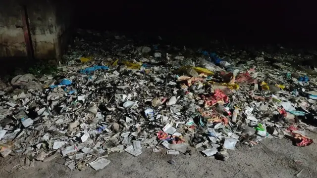 सहरसा सदर अस्पताल के अंदर कचरा ऐसे ही फेंक दिया जाता है