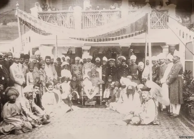 નિઝામના અત્યંત વિશ્વાસુ વૉલ્ટર મૉન્કટનની જીવનકથામાં ફ્રેડરિક બરકેનહૅડે તેમના વ્યક્તિત્વનું સારું ચિત્રણ કર્યું છે