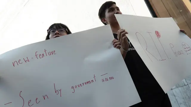 กลุ่มผู้ร่วมกิจกรรมยืนชูป้ายประท้วง พ.ร.บ.คอมพิวเตอร์ฉบับใหม่