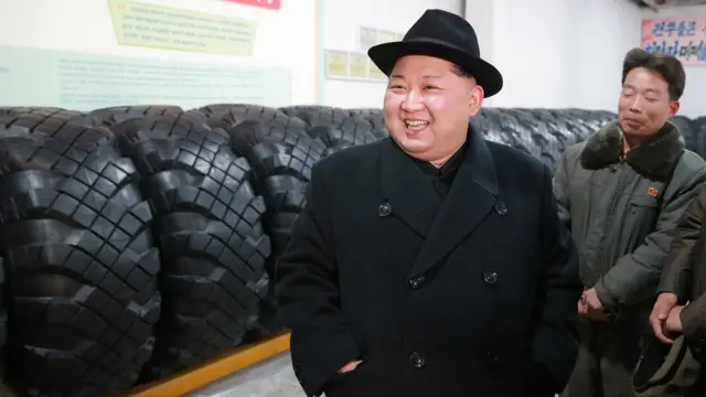 Kuzey Kore lideri Kim Jong-un, 3 Aralık'ta Amnokgang Lastik Fabrikası'nı gezerken çekilen bir fotoğraf.
