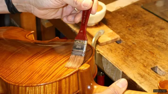 巴勃羅·法裏亞斯(Pablo Farias)正在給小提琴上漆