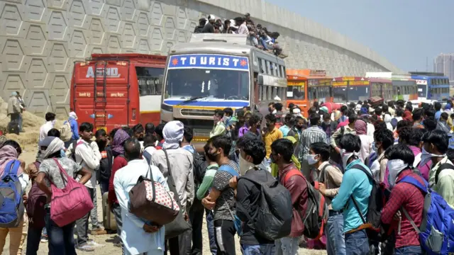 রাজ্যের সীমান্ত বন্ধ করে দেয়ার কারণে হাজার হাজার মানুষ আটকে পড়েছে