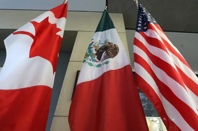 Banderas de Canadá, México y Estados Unidos.