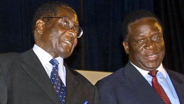 L'ancien président Robert Mugabe (G) s'entretient avec Emmerson Mnangagwa en 2004
