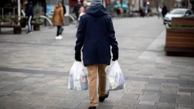 ਰਾਸ਼ਨ ਚੁੱਕੀ ਤੁਰਿਆ ਜਾ ਰਿਹਾ ਵਿਅਕਤੀ