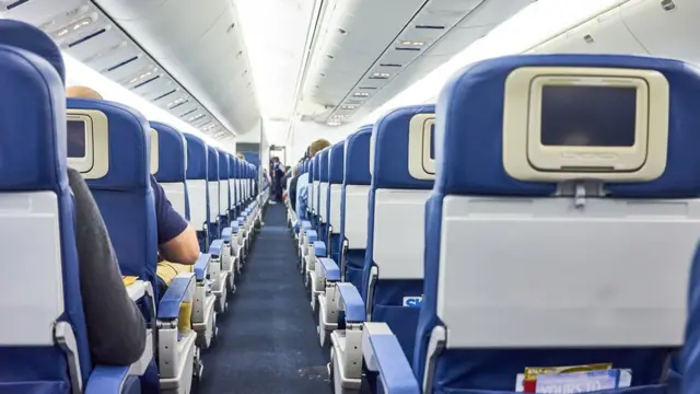 Pasillo de avión.