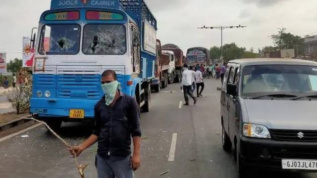 રાજકોટમાં હિંસા સમયની તસવીર