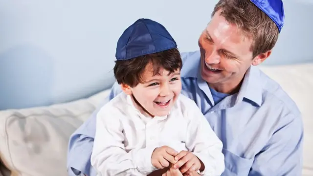 يحتفل اليهود في مختلف أنحاء العالم بهذا العيد