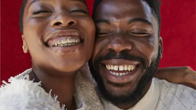 Deux amis en train de sourire