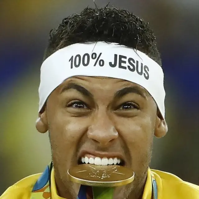 Neymar mordiendo la medalla de oro que ganó en Río 2016.