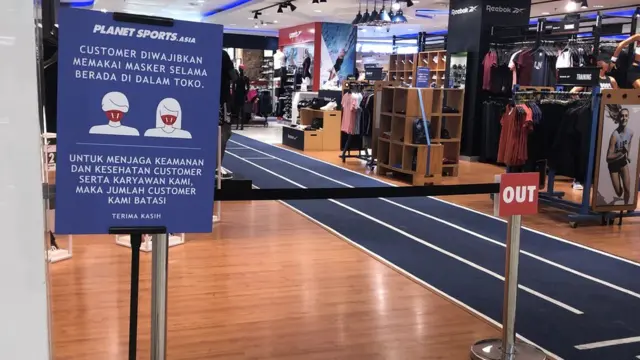 Papan pengumuman wajib memakai masker