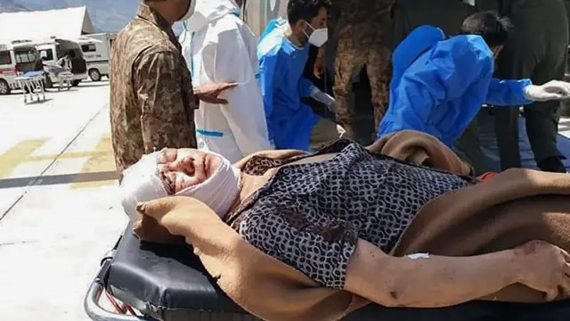 আহত এক চীনা নাগরিককে সরিয়ে নেয়া হচ্ছে।