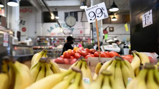 Des bananes sur un étal du Grand Central Market le 11 mars 2022 dans le centre de Los Angeles, en Californie.