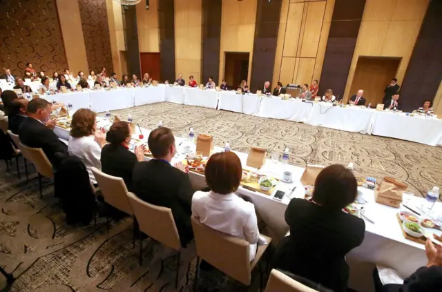 11月9日,台湾APEC代表宋楚瑜与美国、澳洲官员共同出席早餐会,探讨如何协助妇女在经济方面的发展。