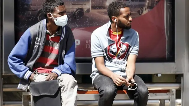 Dos personas en una parada de autobús en Etiopía.