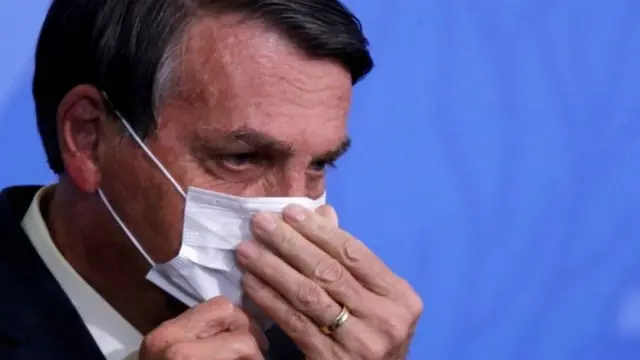 Jair Bolsonaro com máscara