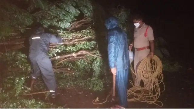 సెల్ ఫోన్ లైట్ల వెలుగులో సహాయక చర్యలు