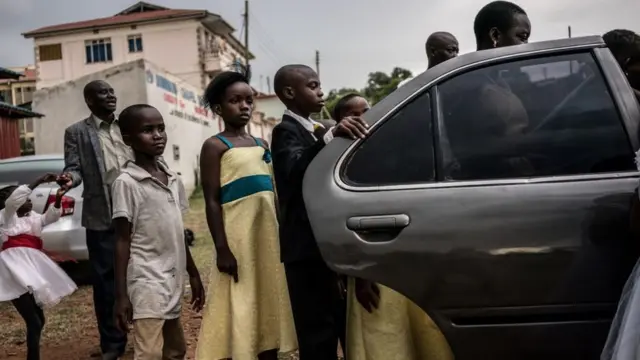 Pikin dem dey enta motor from church
