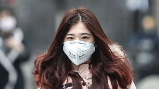 கொரோனா வைரஸ் தாக்குதலினால் சீனாவில் மட்டும் இதுவரை 26 பேர் உயிரிழந்துள்ள நிலையில், தற்காப்பு நடவடிக்கையாக அந்நாடு முழுவதும் பலரும் முகமூடி அணிந்தே நடமாடுகின்றனர்.