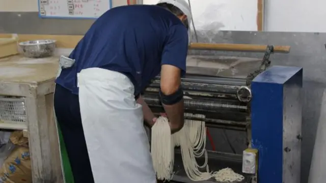 Phục vụ mì mới luộc là điều cần thiết tại Matsuka Seimen.