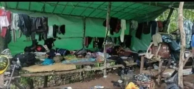 ဒေသကာကွယ်ရေးစခန်းအသိမ်းခံရစဉ် တွေ့ရှိရသည့်ဆက်စပ်ပစ္စည်းတွေလို့ဆိုကာ လူမှုကွန်ယက်စာမျက်နှာမှာ ပျံ့နှံ့နေတဲ့ပုံတွေ