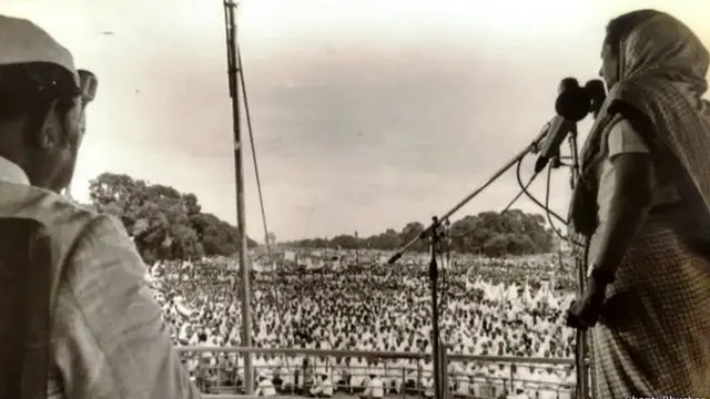 बोटक्लब में समर्थकों को संबोधित करतीं तत्कालिन प्रधानमंत्री इंदिरा गाँधी