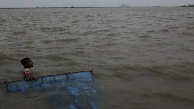 ঝড়ের প্রভাবে উত্তাল বাংলাদেশের নদনদী