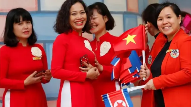 ထရမ့်နဲ့ ကင်ကို ကြိုဆိုနေကြတဲ့ ဗီယက်နမ် လှပျိုဖြူတွေ