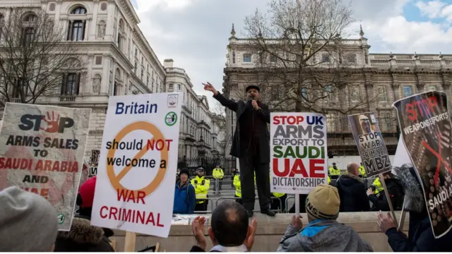 กลุ่มนักเคลื่อนไหวไปชุมนุมประท้วงการเยือนอังกฤษของเจ้าชายโมฮัมเหม็ด บิน ซัลมาน ที่ด้านนอกทำเนียบนายกรัฐมนตรีในกรุงลอนดอน