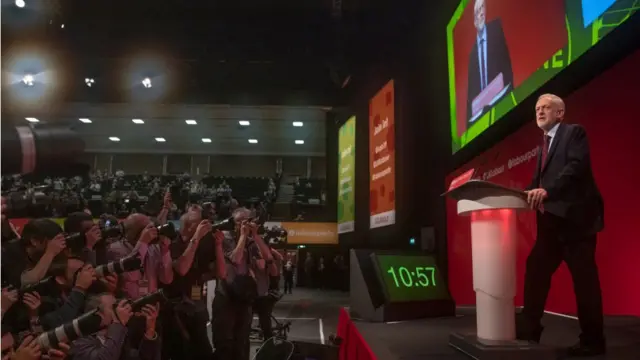 Jeremy Corbyn parti konferansında konuşuyor