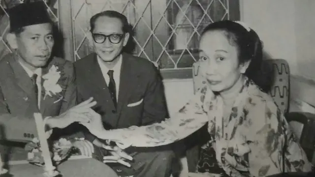 Maria Ulfah adalah perempuan Indonesia pertama yang menjadi sarjana hukum di Belanda, anggota BPUPKI, Menteri Sosial RI.