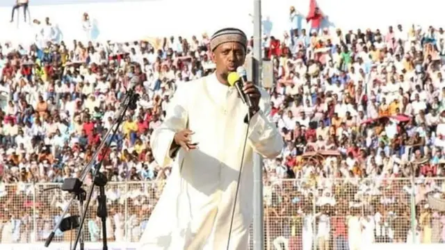 Sheekh Kenyaawi ayaa ku dheeraaday dalabka cafiska ee dadweynaha dhexdooda