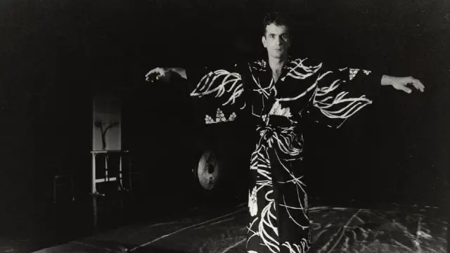 Bajrović u predstavi "Svileni bubnjevi" Harisa Pašovića