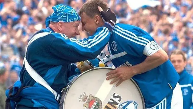 Ebbe Sand celebrates putting Schalke in the lead