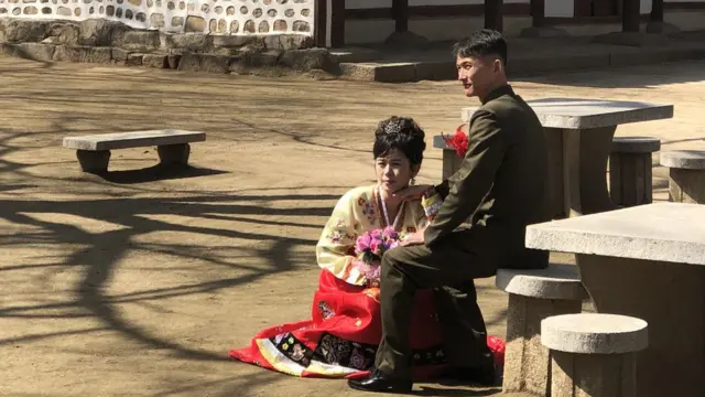 Şehir dışında yaşayan bir çift, evlilik töreni öncesi fotoğraf çektiriyor