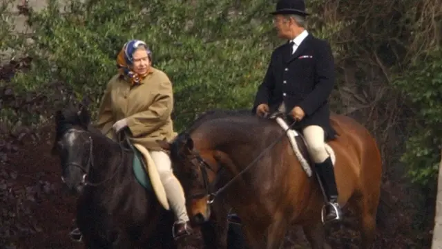 Rainha monta a cavalo em Windsor