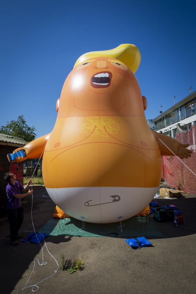 Демонстранты получили разрешение запустить над Лондоном на два часа воздушный шар в виде Трампа-малыша