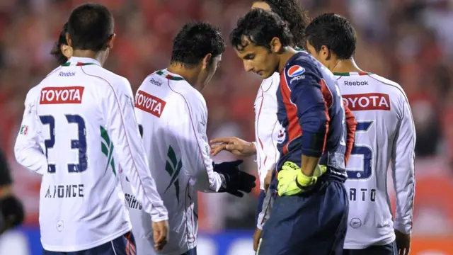 Los jugadores de Chivas no pueden ocultar su decepción tras perder frente al Internacional de Brasil.