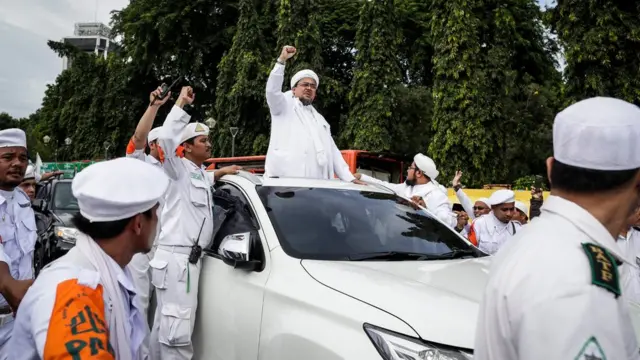 กลุ่มผู้ชุมนุมชาวมุสลิมชูมือประท้วง