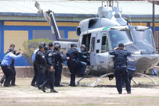 Juan Orlando Hernández tomando un avión en Tegucigalpa custodiado por las autoridades