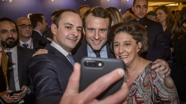Emmanuel Macron chụp selfie với khách tại dạ tiệc hàng năm của Hội người Do thái Pháp ở Paris tháng 2/2017