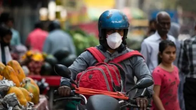 लॉकडाउन में लोगों से फ़ि़ज़िकल डिस्टेंसिंग के नियमों का पालन करने की अपील की गई है.